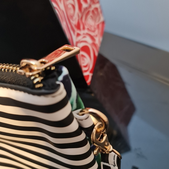 MANHATTAN Floral & Stripe Vegan Leather Wristlet NWTs - Picture 5 of 10